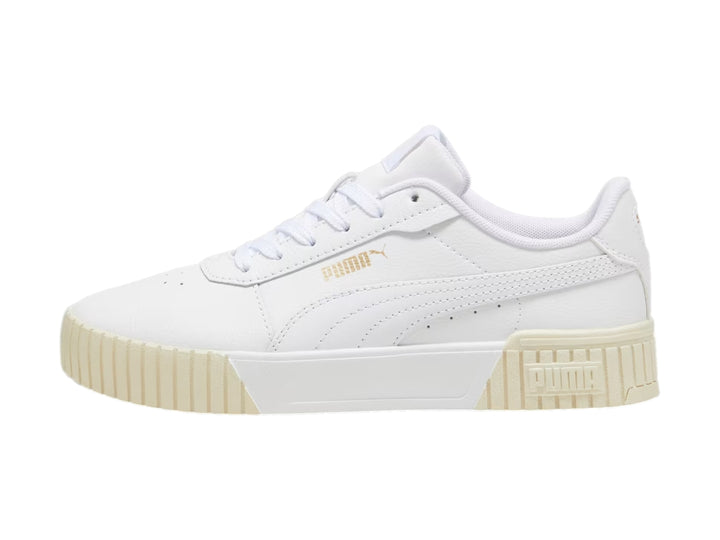 Tenis PUMA Carina 2.0 en color blanco con suela plataforma en tono crema y detalles minimalistas.