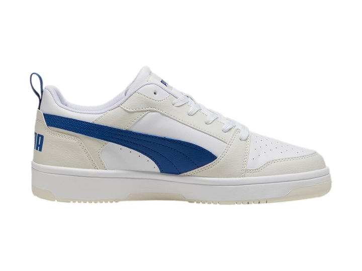 Tenis PUMA Rebound V6 Low en color blanco con detalles en azul y gris, diseño deportivo de corte bajo.