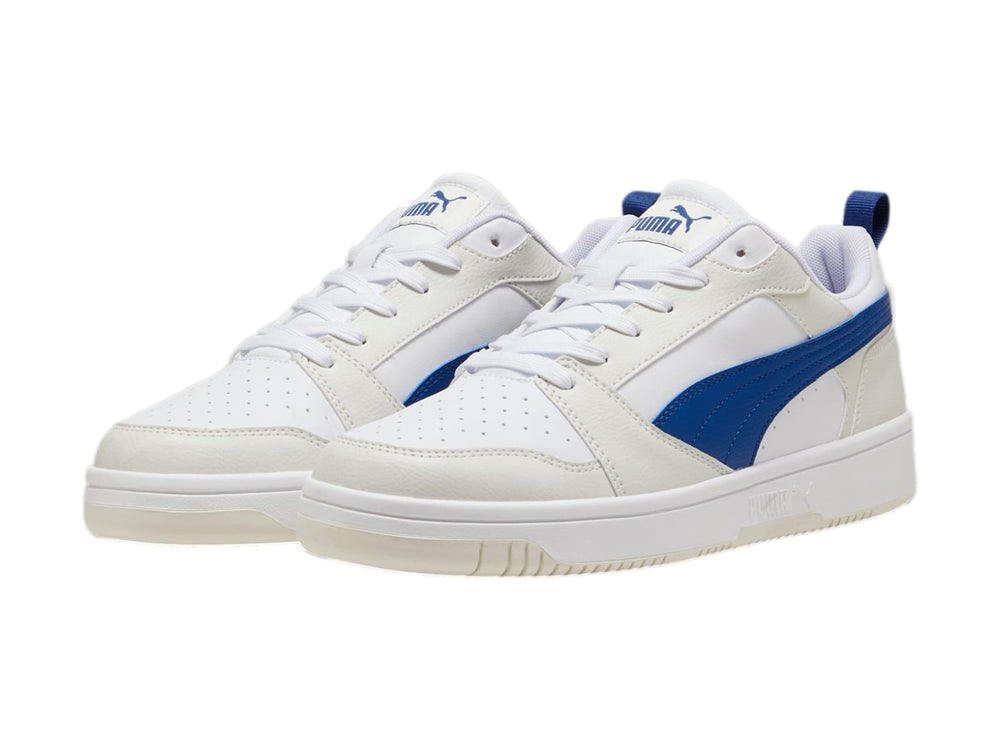 Tenis PUMA Rebound V6 Low en color blanco con detalles en azul y gris, diseño deportivo de corte bajo.