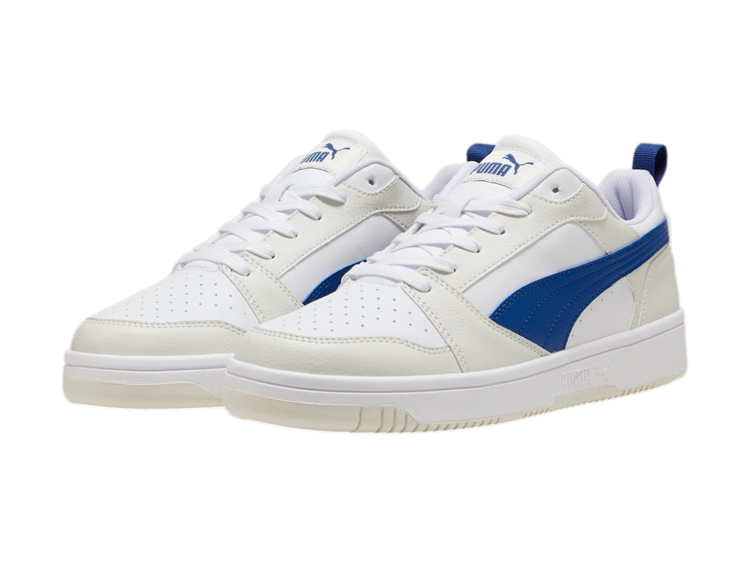 Tenis PUMA Rebound V6 Low en color blanco con detalles en azul y gris, diseño deportivo de corte bajo.