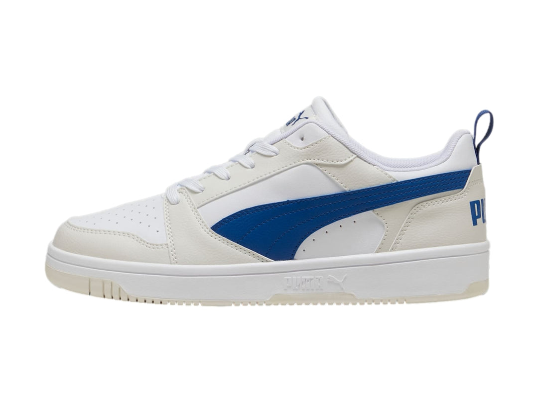 Tenis PUMA Rebound V6 Low en color blanco con detalles en azul y gris, diseño deportivo de corte bajo.