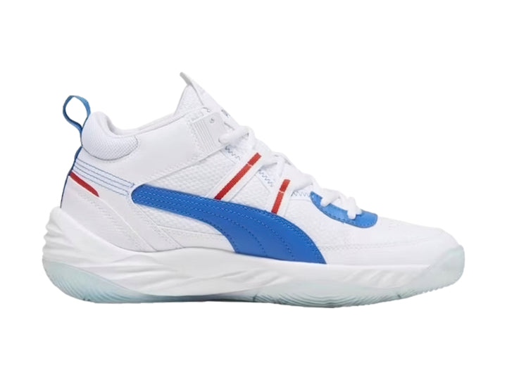 Tenis de baloncesto PUMA color blanco con franja azul y detalles rojos.