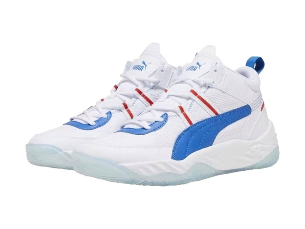 Tenis de baloncesto PUMA color blanco con franja azul y detalles rojos.
