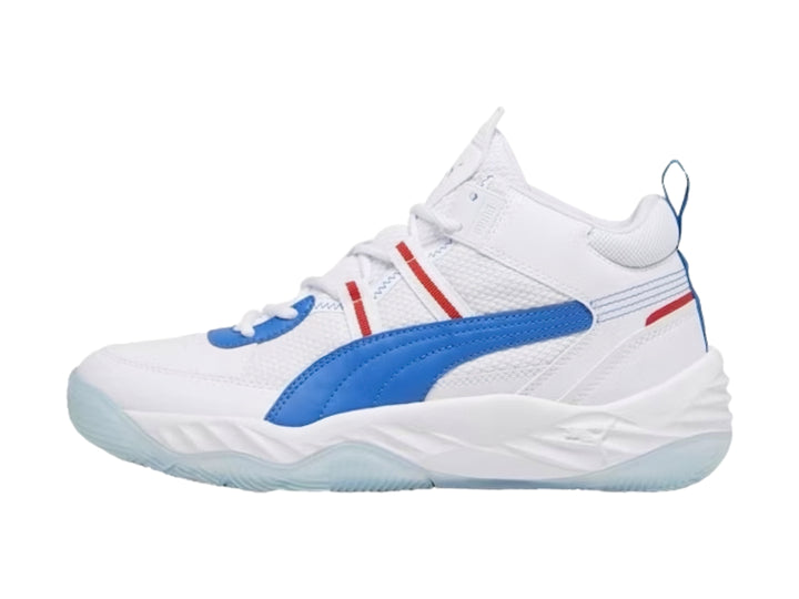 Tenis de baloncesto PUMA color blanco con franja azul y detalles rojos.