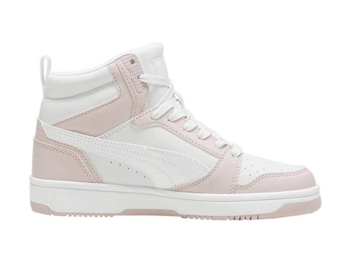 Tenis PUMA Rebound V6 Mid en color blanco y rosa pálido, diseño de corte alto.