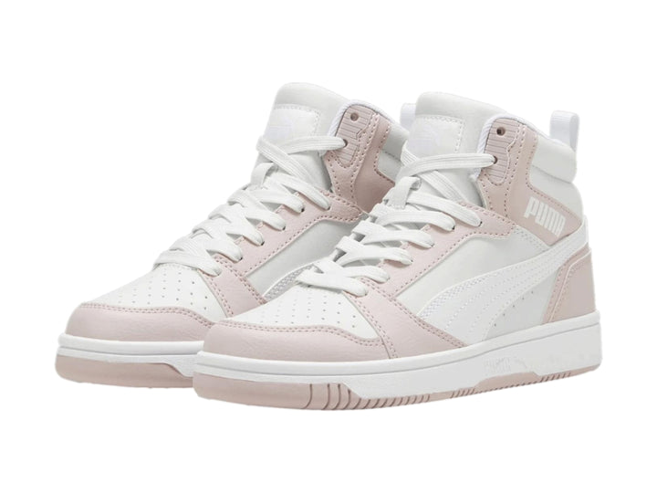Tenis PUMA Rebound V6 Mid en color blanco y rosa pálido, diseño de corte alto.