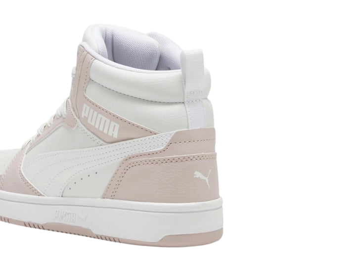 Tenis PUMA Rebound V6 Mid en color blanco y rosa pálido, diseño de corte alto.