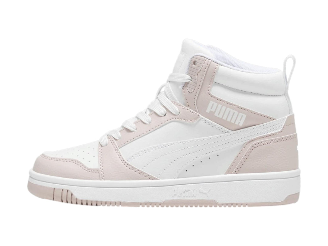 Tenis PUMA Rebound V6 Mid en color blanco y rosa pálido, diseño de corte alto.
