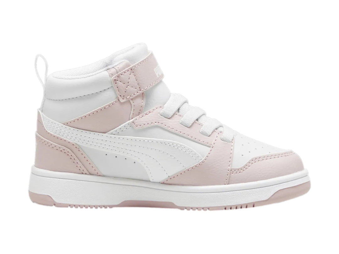 Tenis PUMA Rebound V6 Mid para niños en colores blanco y malva con cierre de velcro y agujetas.