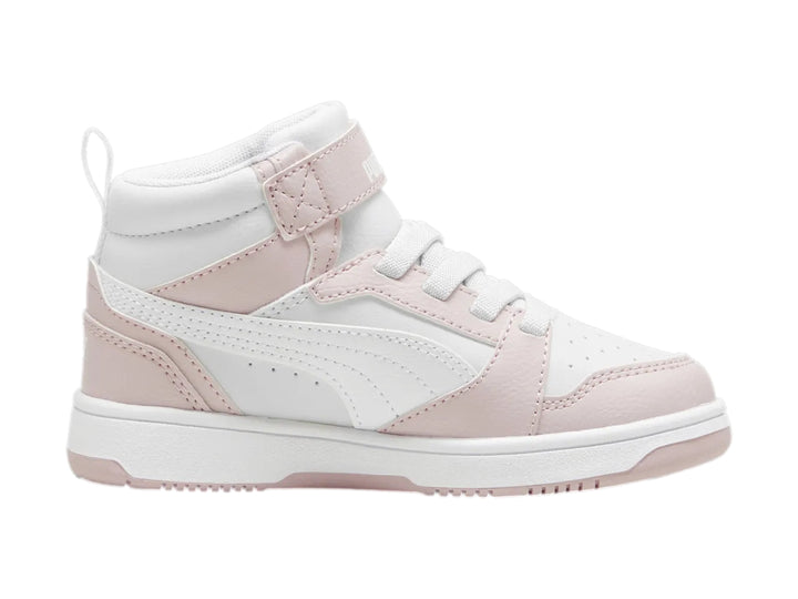 Tenis PUMA Rebound V6 Mid para niños en colores blanco y malva con cierre de velcro y agujetas.