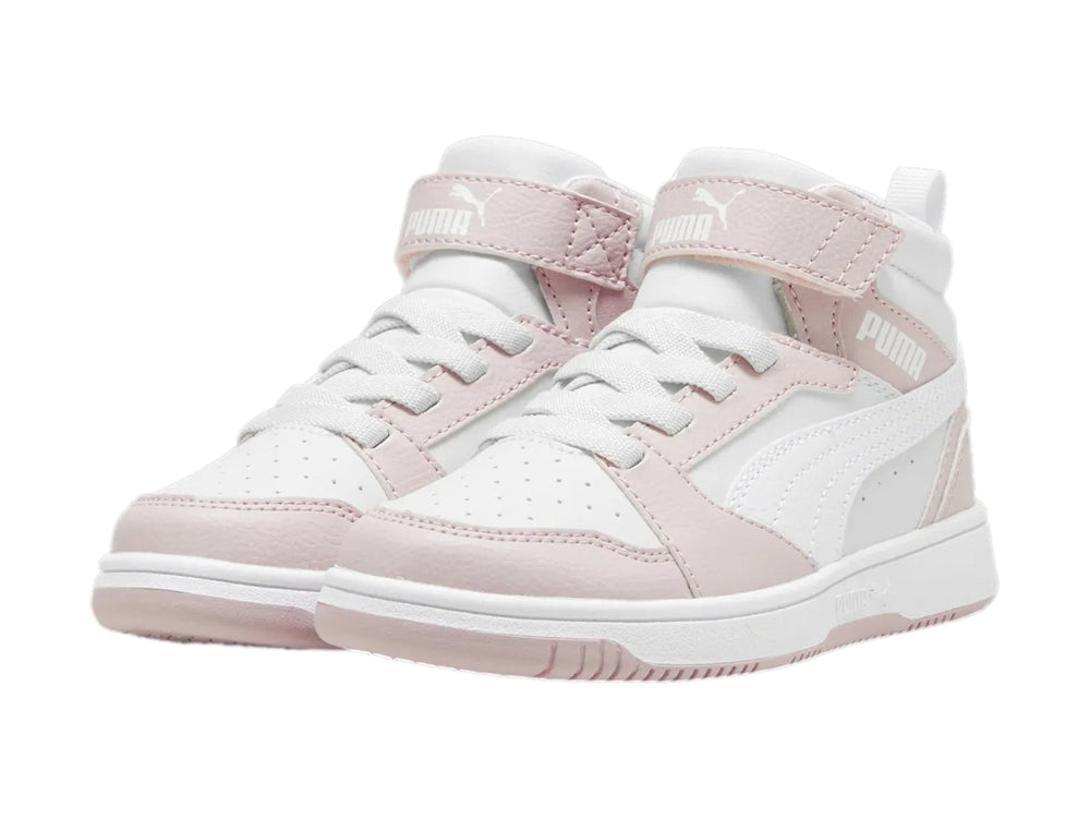 Tenis PUMA Rebound V6 Mid para niños en colores blanco y malva con cierre de velcro y agujetas.