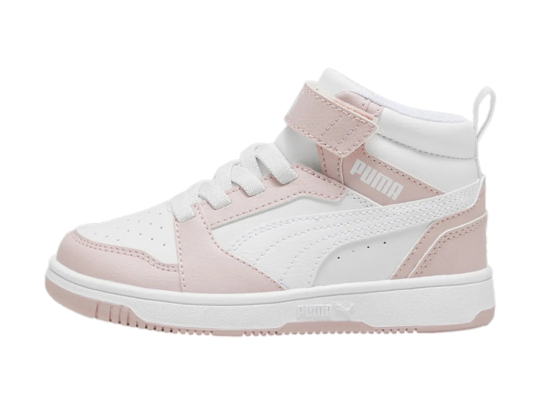 Tenis PUMA Rebound V6 Mid para niños en colores blanco y malva con cierre de velcro y agujetas.