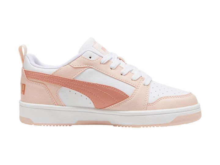 Tenis PUMA Rebound V6 Lo JR en colores blanco y rosa con suela blanca y detalles perforados.