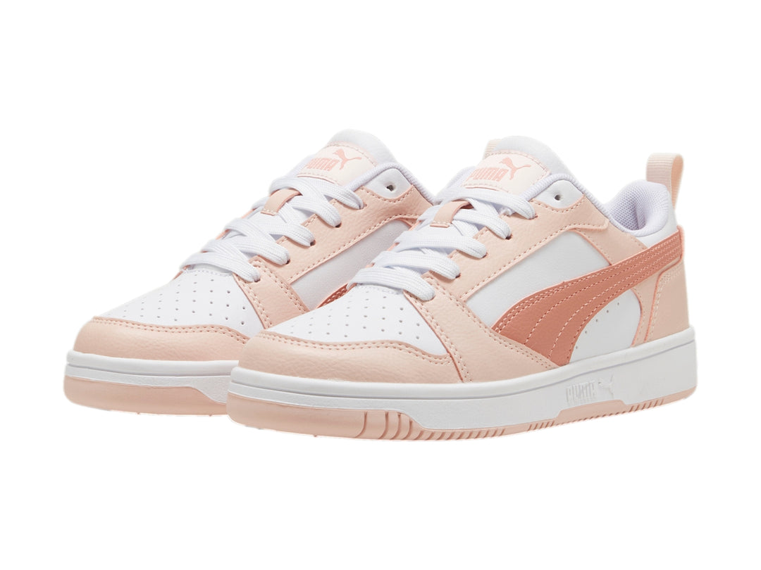 Tenis PUMA Rebound V6 Lo JR en colores blanco y rosa con suela blanca y detalles perforados.