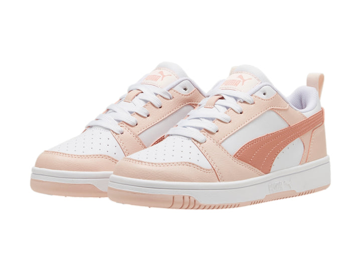 Tenis PUMA Rebound V6 Lo JR en colores blanco y rosa con suela blanca y detalles perforados.