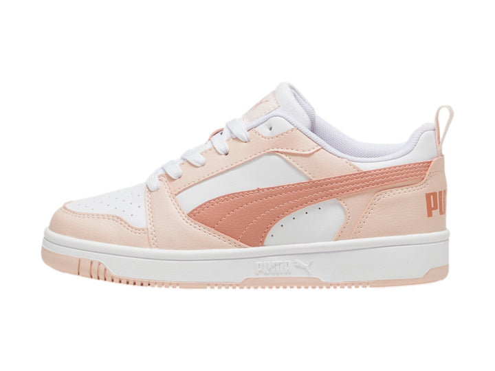 Tenis PUMA Rebound V6 Lo JR en colores blanco y rosa con suela blanca y detalles perforados.