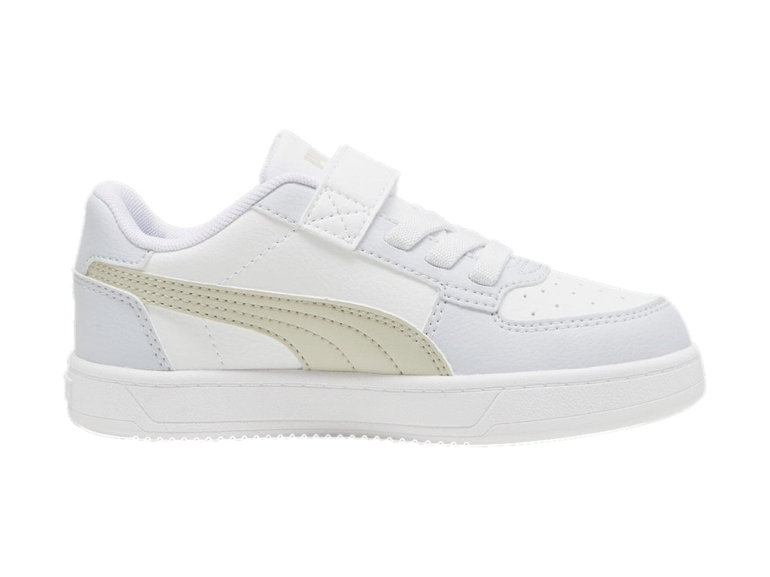 Tenis PUMA blancos con franja beige, cierre de correa y agujetas para niño.