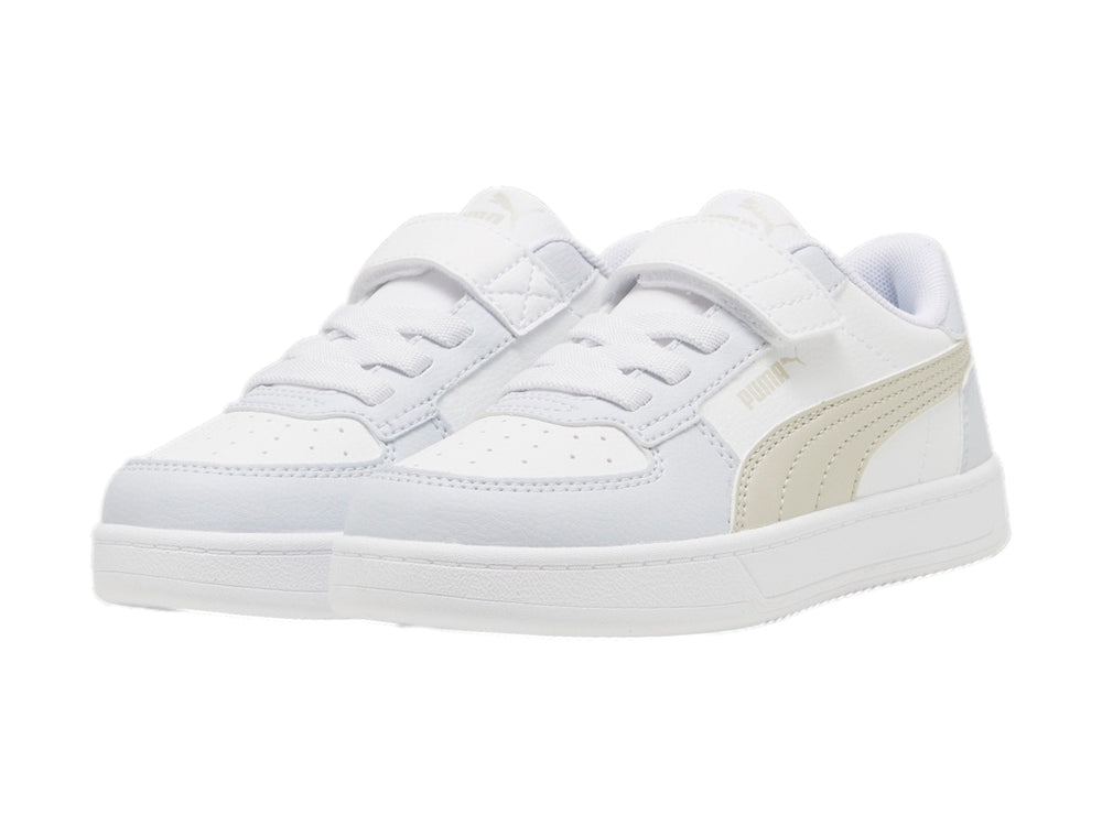 Tenis PUMA blancos con franja beige, cierre de correa y agujetas para niño.