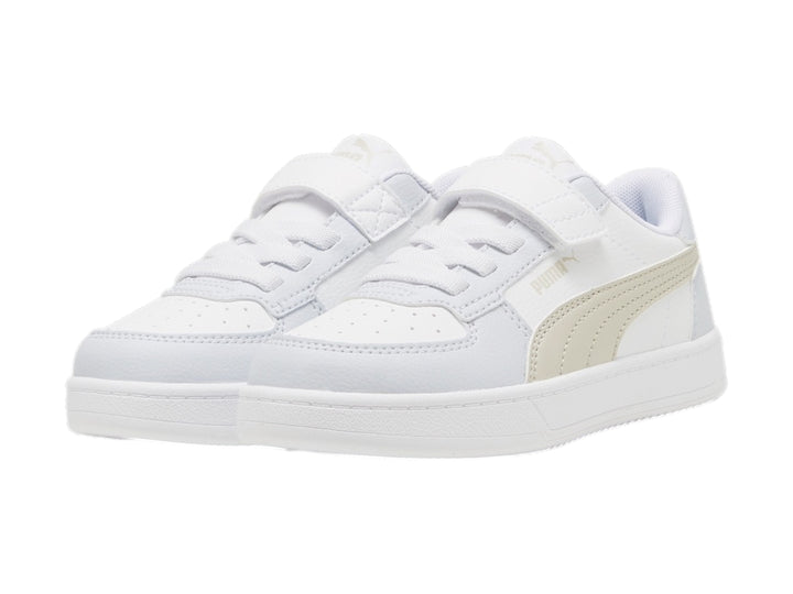 Tenis PUMA blancos con franja beige, cierre de correa y agujetas para niño.