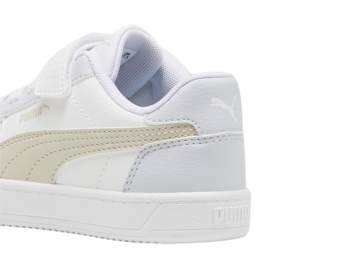 Tenis PUMA blancos con franja beige, cierre de correa y agujetas para niño.