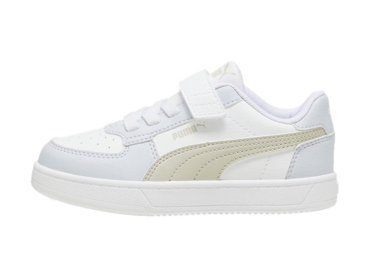 Tenis PUMA blancos con franja beige, cierre de correa y agujetas para niño.