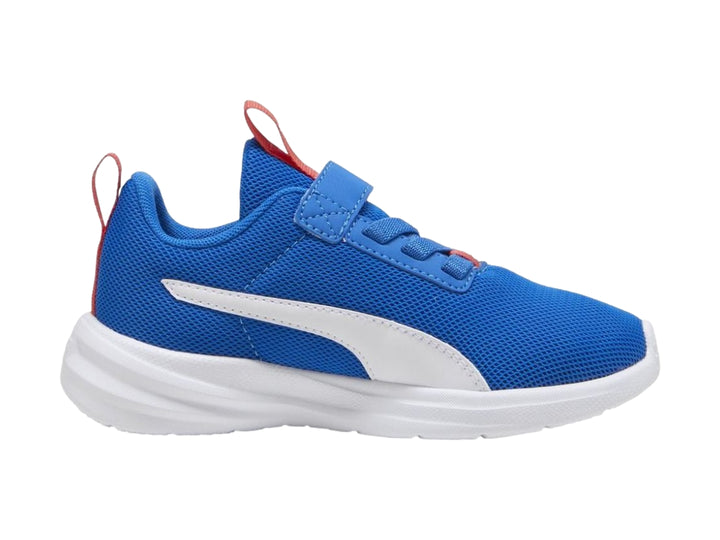 Tenis deportivos PUMA para niño en color azul con suela blanca y detalles rojos.