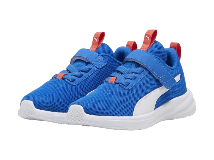 Tenis deportivos PUMA para niño en color azul con suela blanca y detalles rojos.
