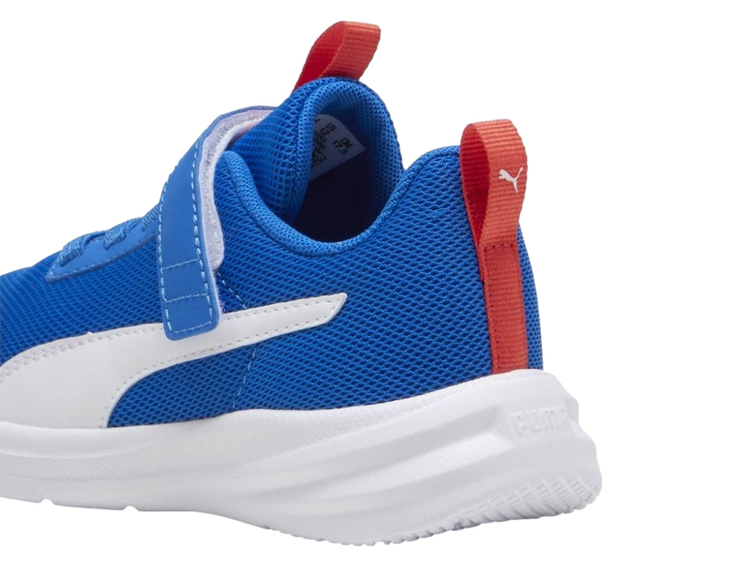 Tenis deportivos PUMA para niño en color azul con suela blanca y detalles rojos.