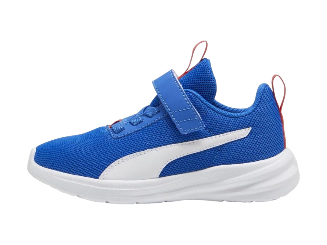 Tenis deportivos PUMA para niño en color azul con suela blanca y detalles rojos.