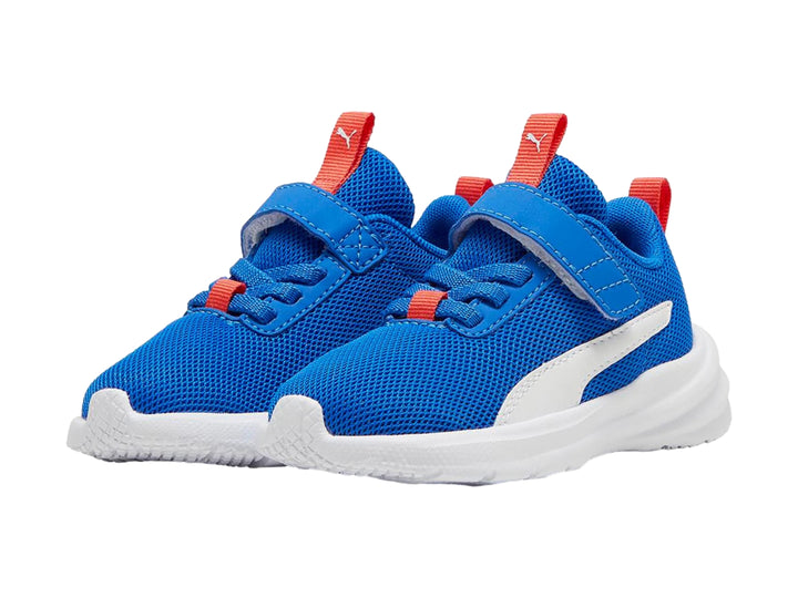 Tenis deportivos PUMA infantiles color azul con suela blanca y tiradores rojos.