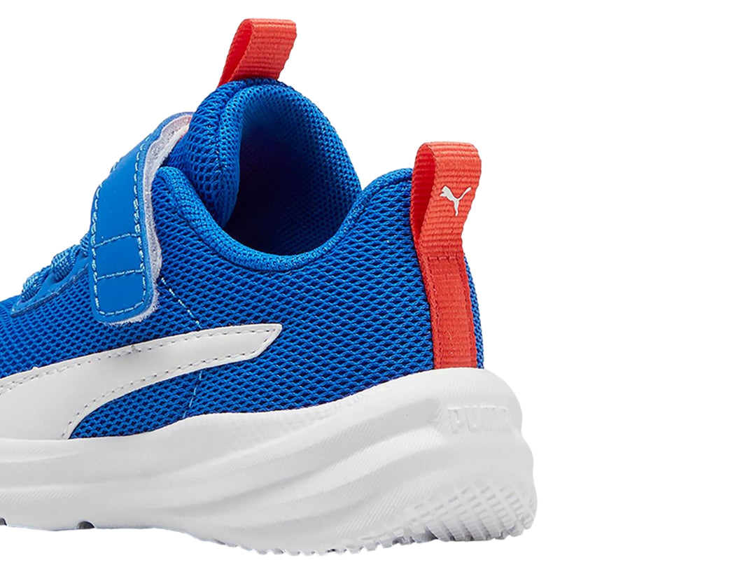 Tenis deportivos PUMA infantiles color azul con suela blanca y tiradores rojos.
