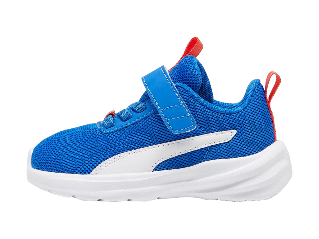 Tenis deportivos PUMA infantiles color azul con suela blanca y tiradores rojos.