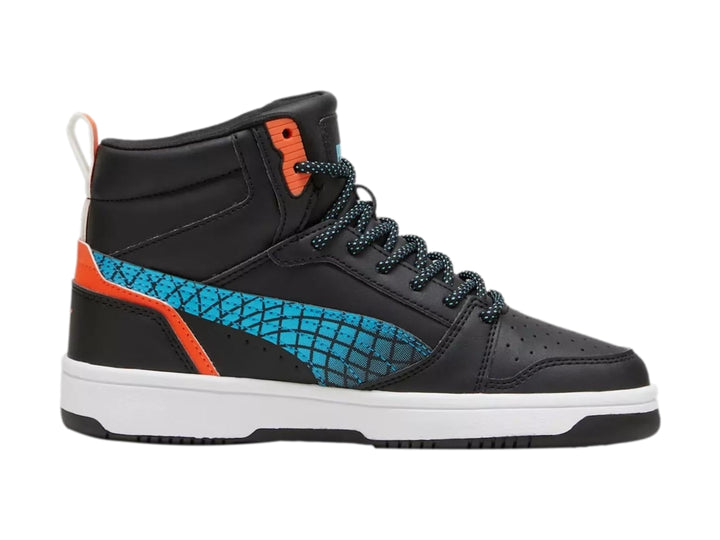 Tenis PUMA Rebound V6 Mid Techie Buddy JR color negro con detalles azul y naranja y suela blanca.