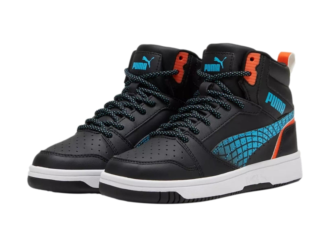 Tenis PUMA Rebound V6 Mid Techie Buddy JR color negro con detalles azul y naranja y suela blanca.