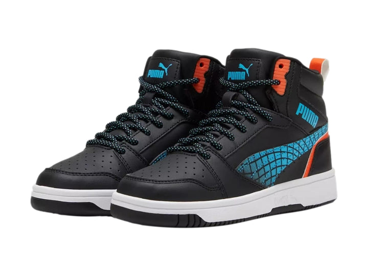 Tenis PUMA Rebound V6 Mid Techie Buddy JR color negro con detalles azul y naranja y suela blanca.
