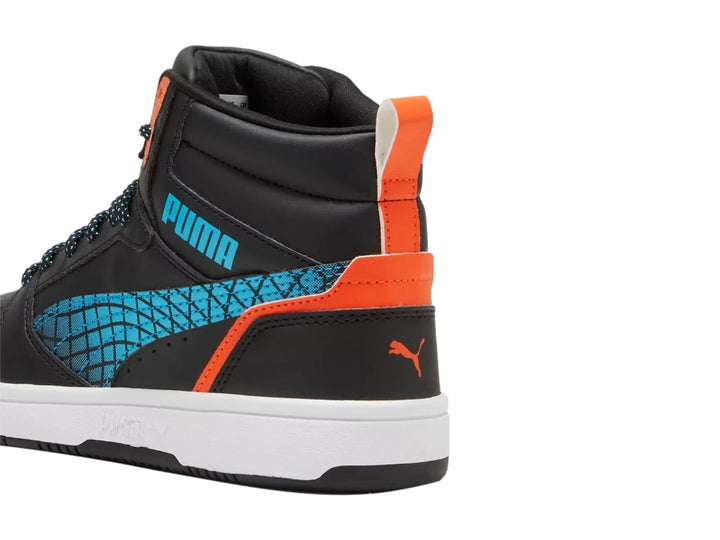 Tenis PUMA Rebound V6 Mid Techie Buddy JR color negro con detalles azul y naranja y suela blanca.