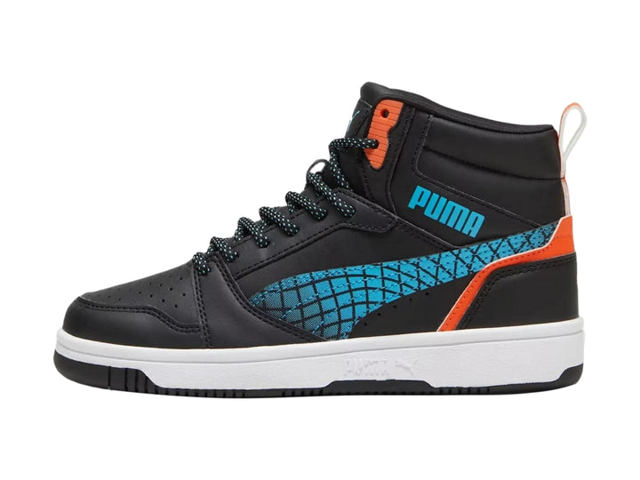 Tenis PUMA Rebound V6 Mid Techie Buddy JR color negro con detalles azul y naranja y suela blanca.