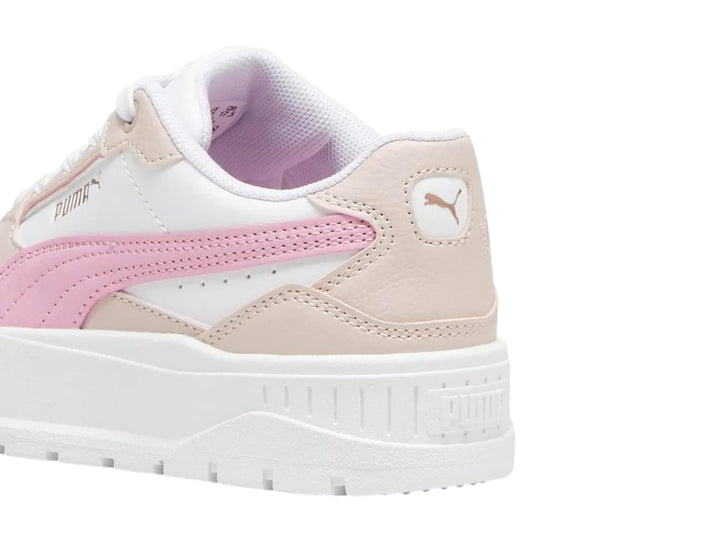 Tenis PUMA blancos con detalles en rosa y suela de plataforma blanca.