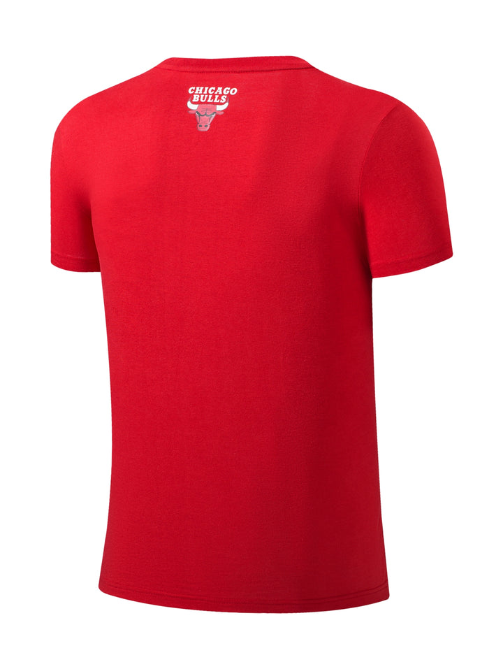 Playera roja de manga corta con el logotipo frontal del equipo Chicago Bulls de la NBA.