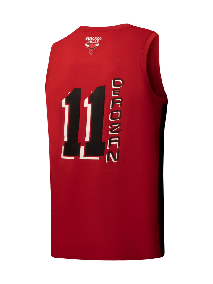 Jersey de basquetbol rojo con el nombre y logo de los Chicago Bulls.