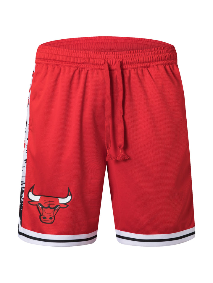 Pantalones cortos deportivos rojos de la NBA con logo de Chicago Bulls y ribetes blancos y negros.