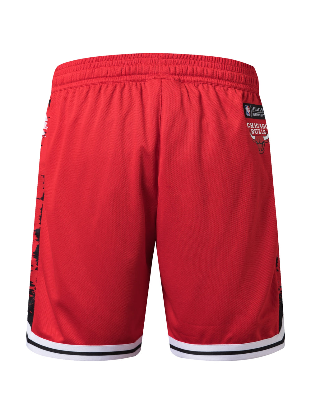 Pantalones cortos deportivos rojos de la NBA con logo de Chicago Bulls y ribetes blancos y negros.