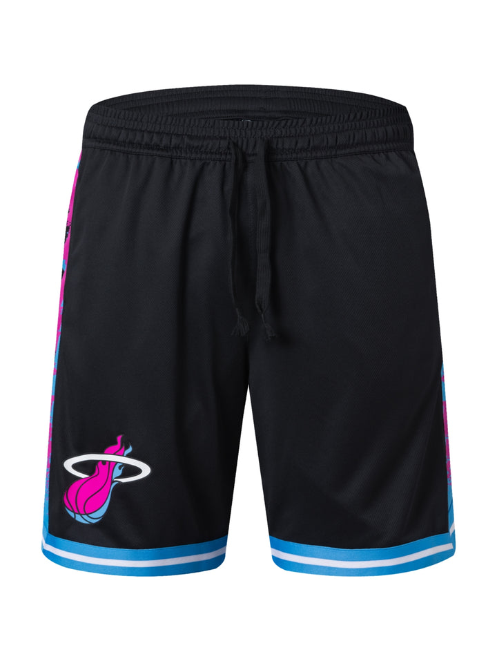 Shorts deportivos negros con franjas azules y blancas en el borde inferior y detalles en rosa.