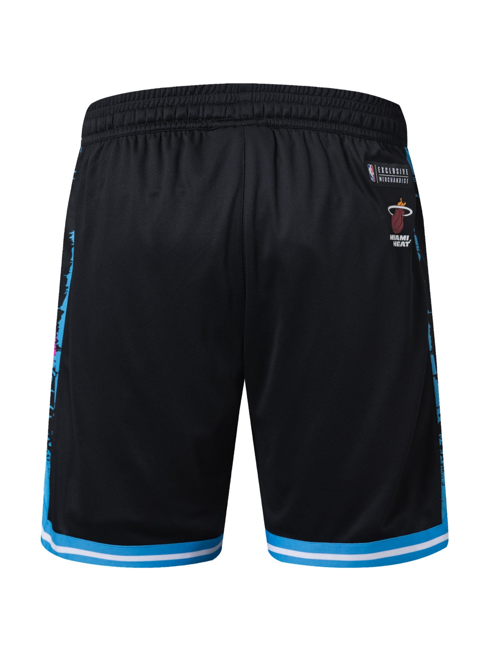 Shorts deportivos negros con franjas azules y blancas en el borde inferior y detalles en rosa.