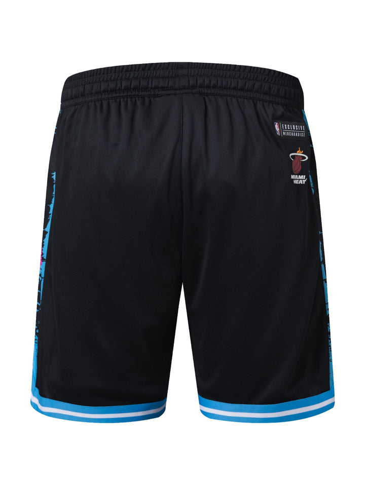 Shorts deportivos negros con franjas azules y blancas en el borde inferior y detalles en rosa.