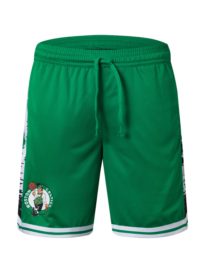 Shorts deportivos verdes de la NBA con logo de Boston Celtics y franjas blancas en el borde inferior.