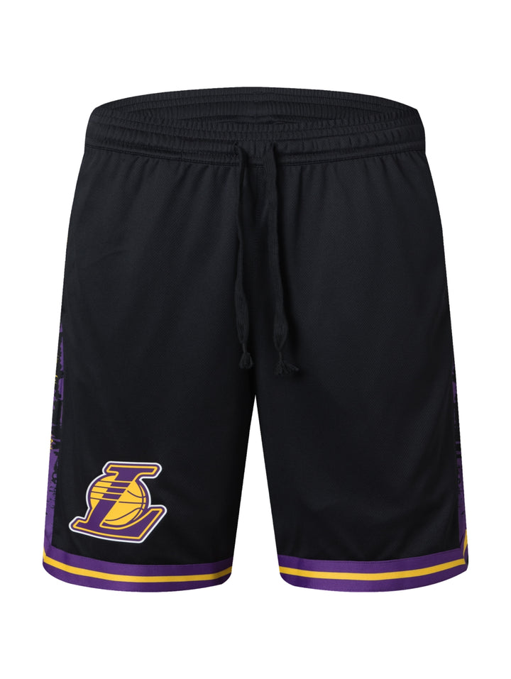 Pantalones cortos deportivos negros de la NBA con detalles en morado y amarillo y logo frontal.