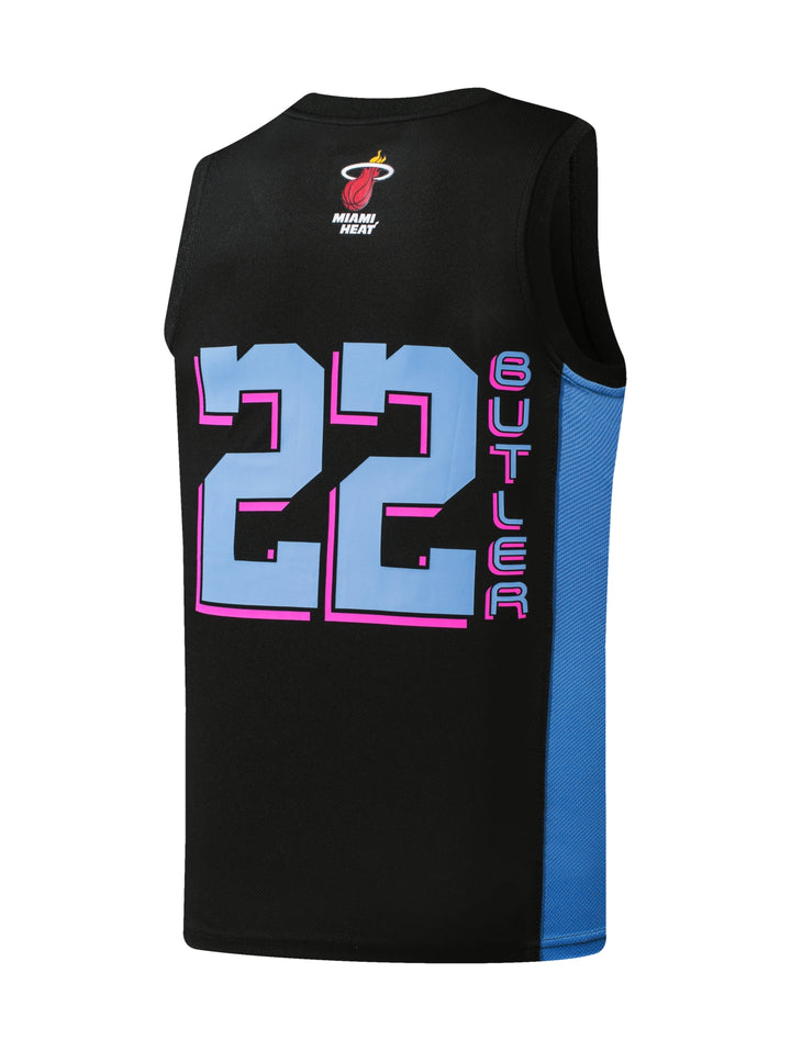Jersey de basquetbol negro sin mangas con la palabra HEAT en rosa y azul y panel lateral azul.