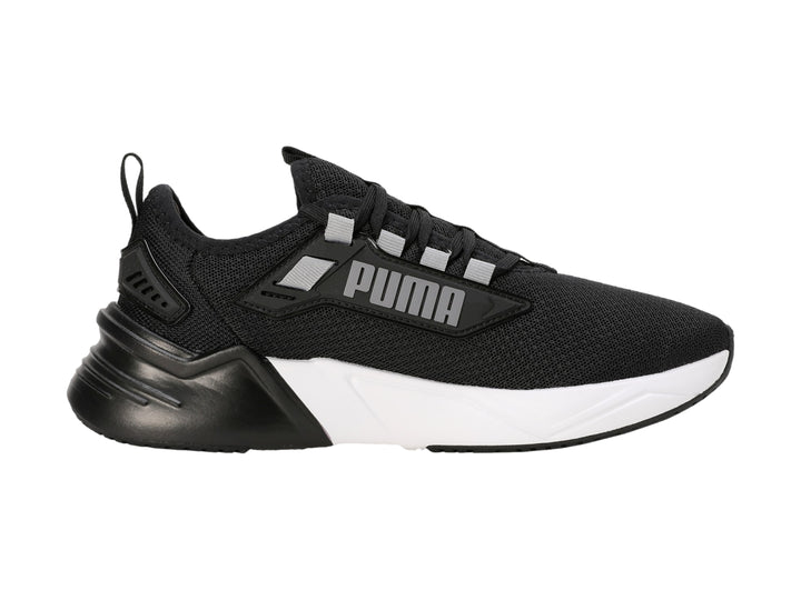 Tenis PUMA Retaliate 3 para mujer en color negro con detalles en plata y suela blanca.