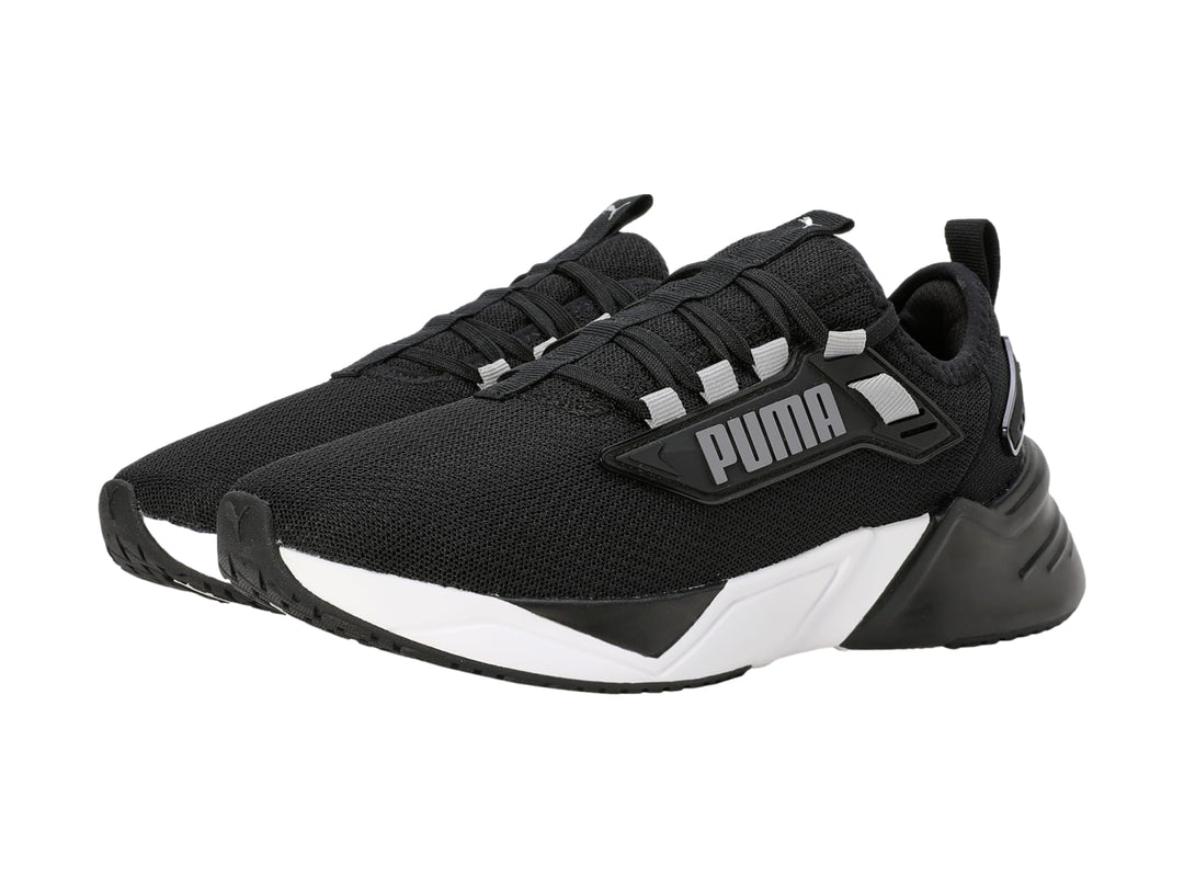 Tenis PUMA Retaliate 3 para mujer en color negro con detalles en plata y suela blanca.